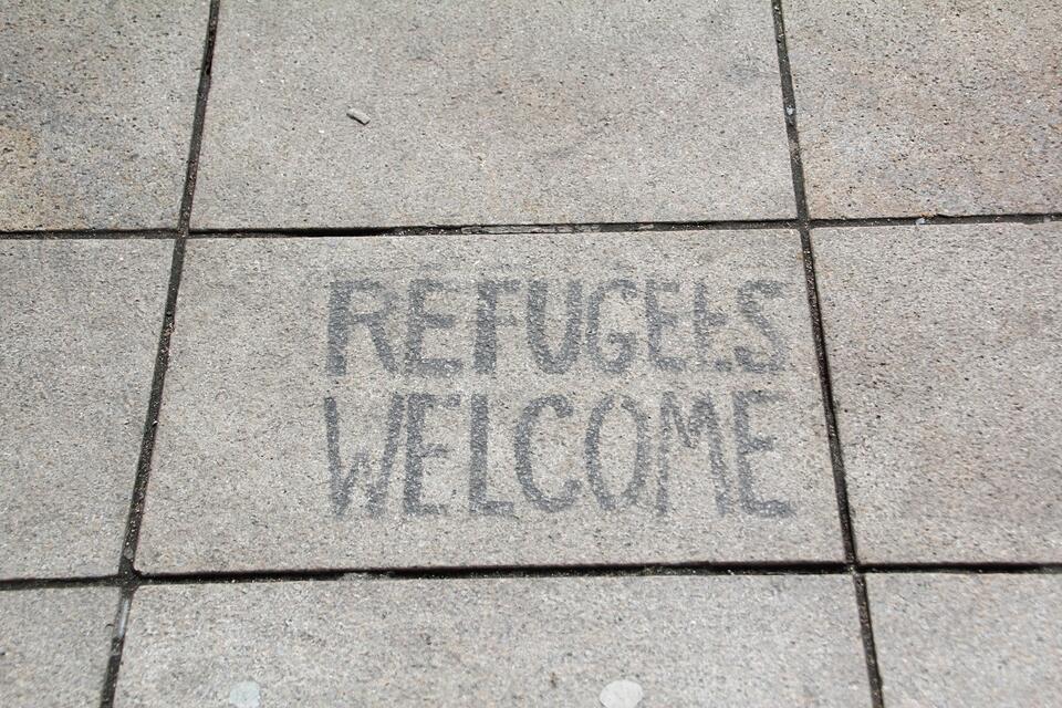 Napis Refugees Welcome (Witamy Uchodźców) w Warszawie - zdj. ilustracyjne / autor: Fratria