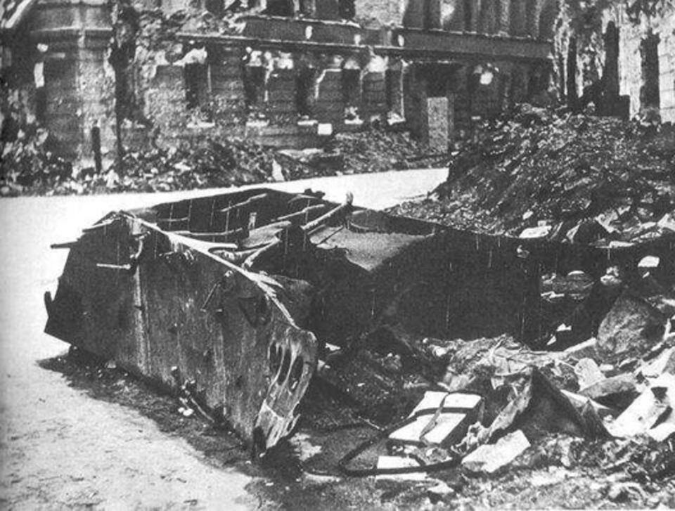Wrak czołgu 5 dni po masakrze. Fot. Wikipedia / Leonard Sempoliński