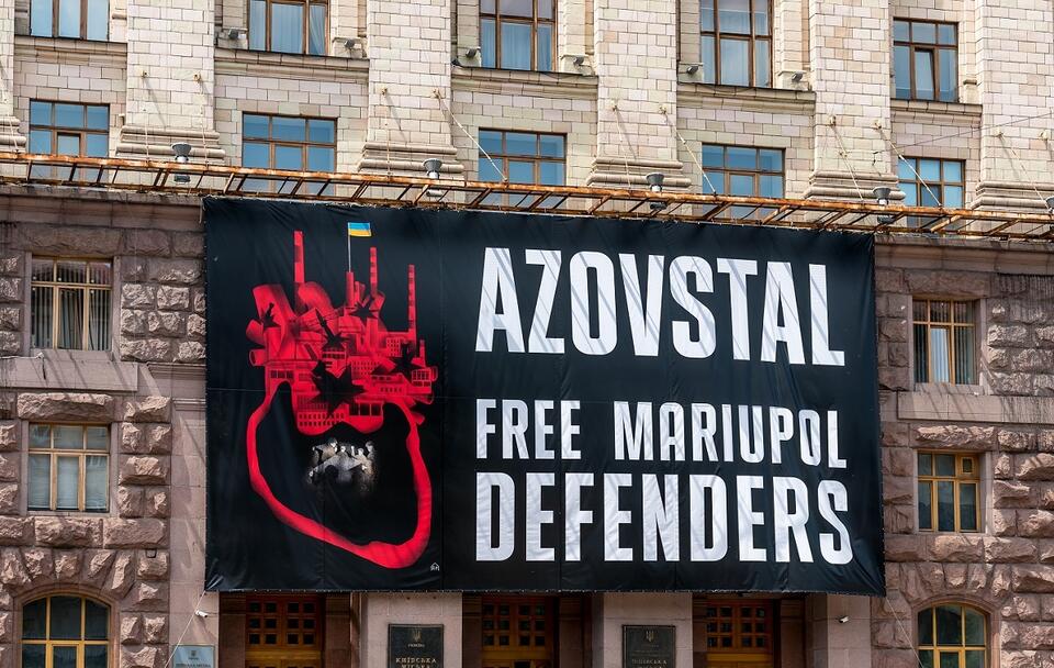 Banner na Ukrainie wzywający do uwolnienia obrońców Azowstalu / autor: Fratria