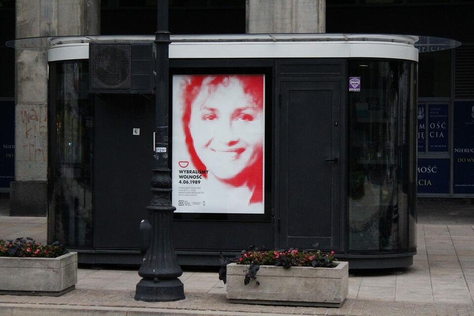 Wizerunek Joanny Szczepkowskiej na plakacie w Warszawie / autor: Fratria