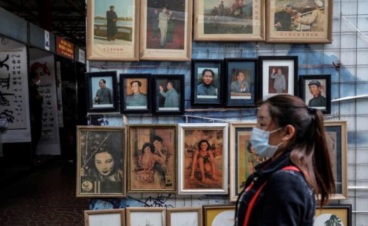 Kobieta w masce na targu antyków Panjiayuan w Pekinie, Chiny, 23 maja. / autor: PAP/EPA/WU HONG