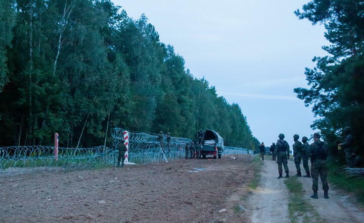 żołnierze podczas budowy płotu na granicy polsko-białoruskiej / autor: fotoserwis PAP