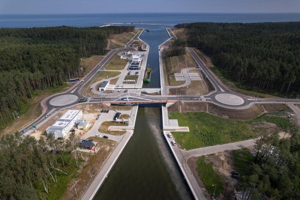 Galeria zdjęć: Pierwszy etap budowy drogi wodnej łączącej Zalew Wiślany z Zatoką Gdańską na ukończeniu LIPIEC 2022. / autor: przekopmierzei.pl