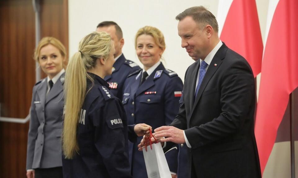  Prezydent Andrzej Duda oraz komendant-rektor Wyższej Szkoły Policji w Szczytnie insp. dr hab. Iwona Klonowska / autor: PAP/Tomasz Waszczuk