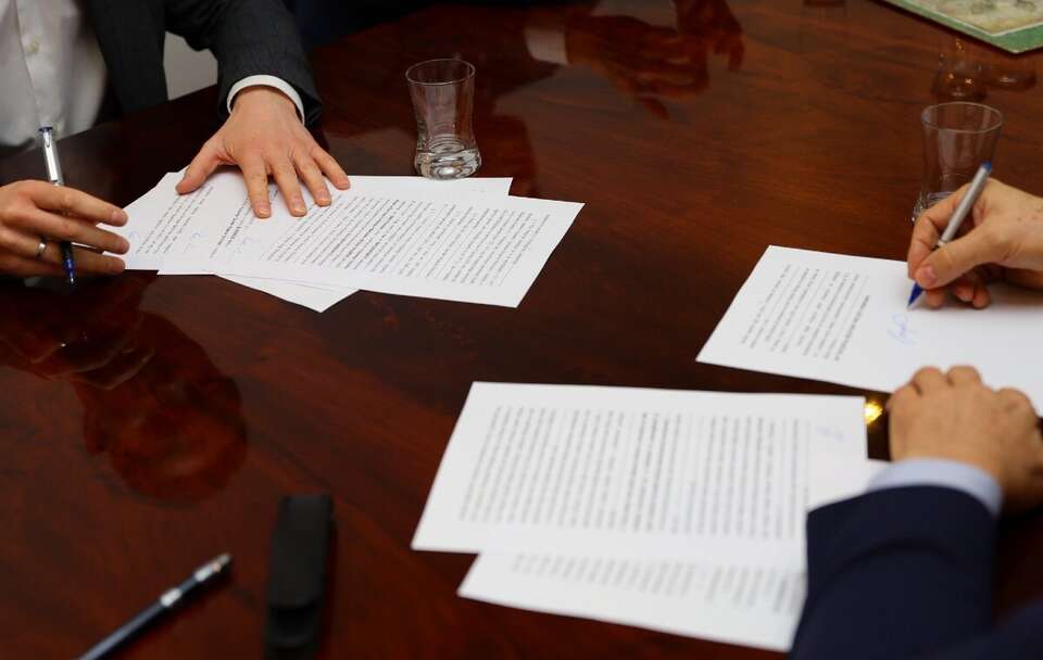 KOWR odkupił działkę w Zabłotni za cenę pierwotnego zakupu; Podpisanie aktu notarialnego / autor: X/@KOWR_gov_pl