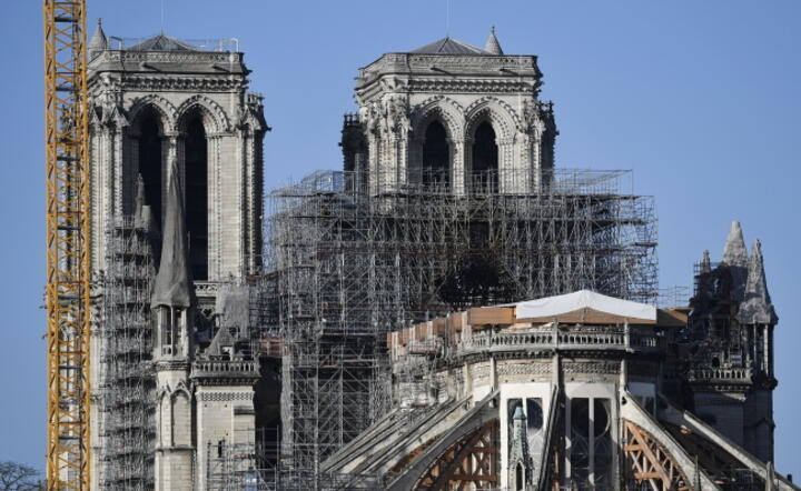 Zaczynają się przygotowania do demontażu rusztowania, co może spowodować kolejne zniszczenia Notre Dame / autor: PAP/EPA/Julien de Rosa