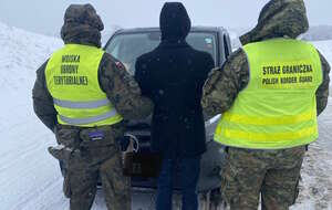 Straż Graniczna udaremniła kolejną próbę nielegalnego przerzutu migrantów z Litwy do Polski. Niedaleko czekał na nich bus na niemieckich numerach. Zatrzymano kierowcę ob. Ukrainy. / autor: X/Podlaski Oddział SG