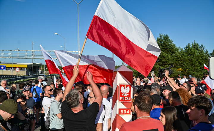 . Zgromadzenie na granicy polsko-niemieckiej w Lubieszynie, 30 bm. w „Obronie Polskich Granic”, aby zapobiec odsyłaniu imigrantów z Niemiec do Polski / autor: PAP/Marcin Bielecki