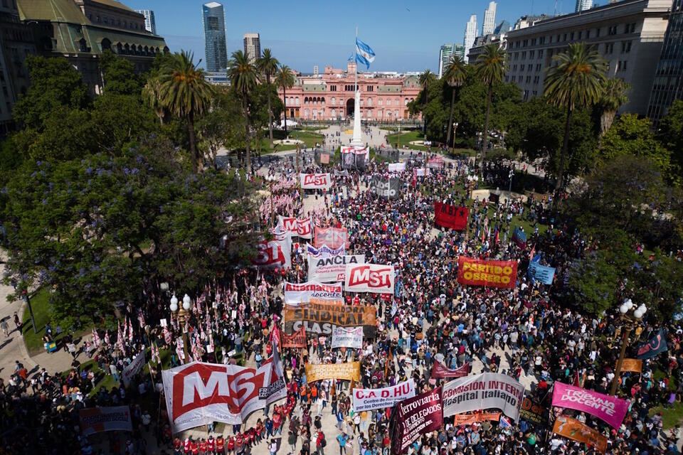 Protest przeciwko rządowi nowego prezydenta Argentyny Javiera Milei w pobliżu budynku rządowego Casa Rosada w Buenos Aires / autor: PAP/EPA/Isaac Fontana