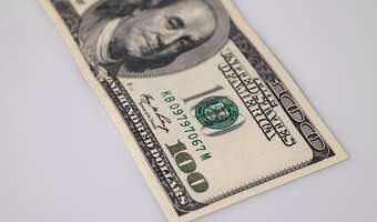 Niepewność rządzi dolarem