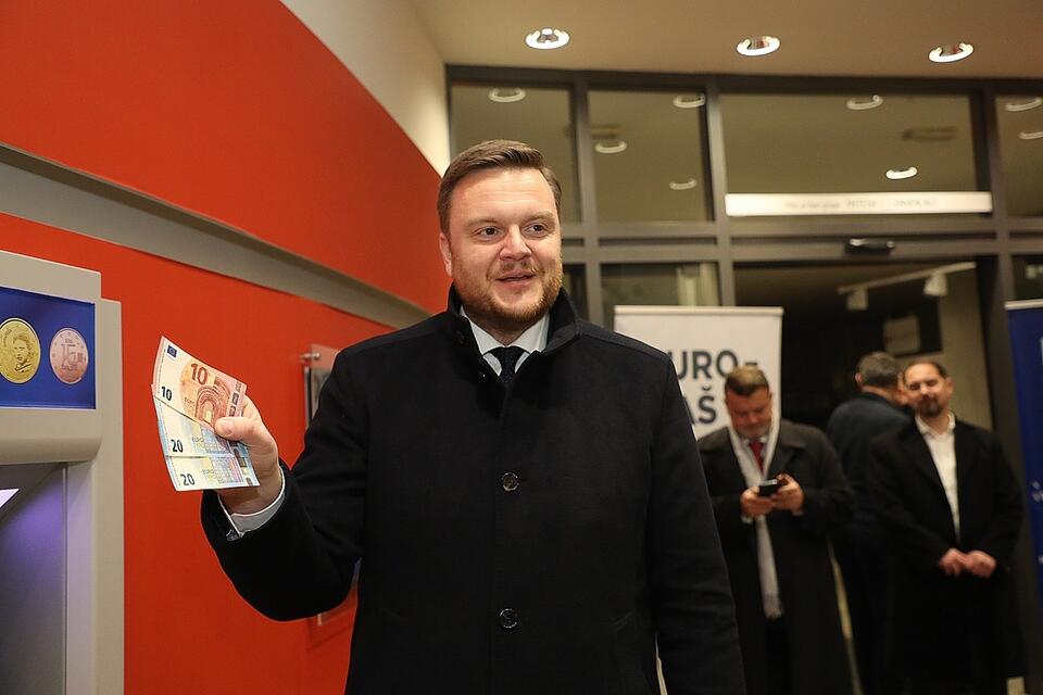 Chorwacki minister finansów Marko Primorac pobiera pierwsze banknoty euro z bankomatu w Zagrzebiu / autor: PAP/EPA