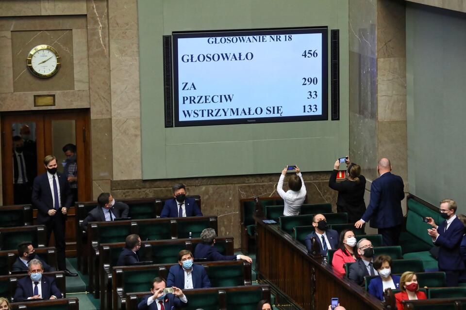 Wynik głosowania na sali obrad Sejmu w Warszawie, 4 bm. Sejm przyjął ustawę wyrażającą zgodę na ratyfikację decyzji o zwiększeniu zasobów własnych UE  / autor: PAP/Rafał Guz