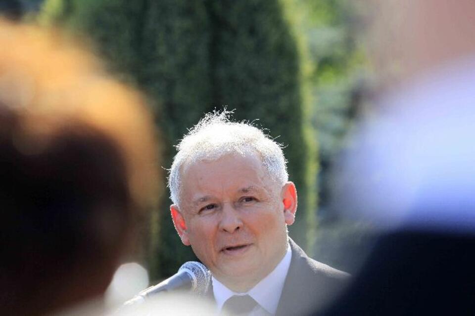 Prezes PiS Jarosław Kaczyński podczas konferencji prasowej przed szkołą podstawową w Wężyskach. PAP/Lech Muszyński