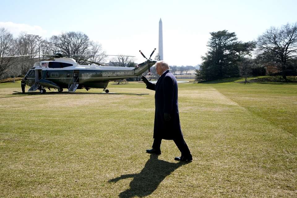 Prezydent USA Donald Trump przed Białym Domem / autor: PAP/EPA/YURI GRIPAS / POOL