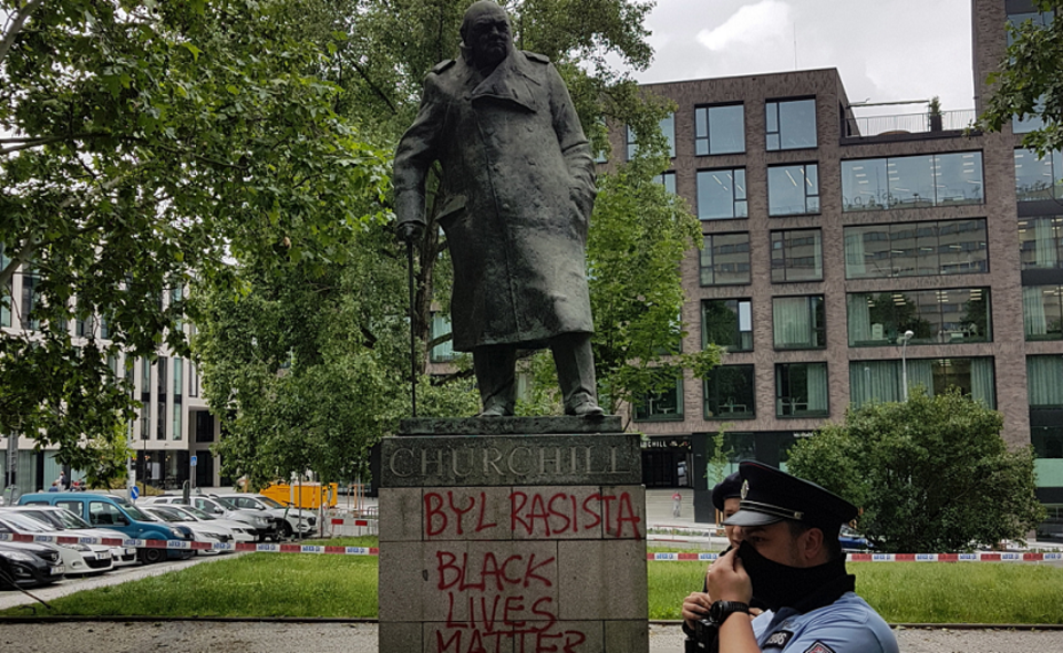 Zniszczony pomnik Winstona Churchilla w czeskiej Pradze / autor: PAP/EPA