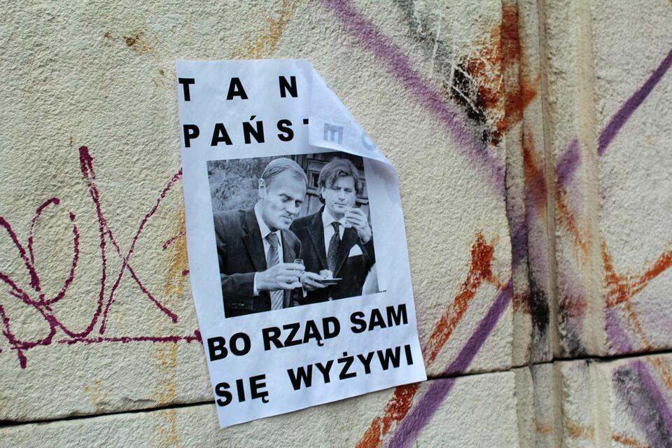 Warszawa, 2012 rok - plakat na ścianie budynku w Warszawie / autor: wPolityce.pl
