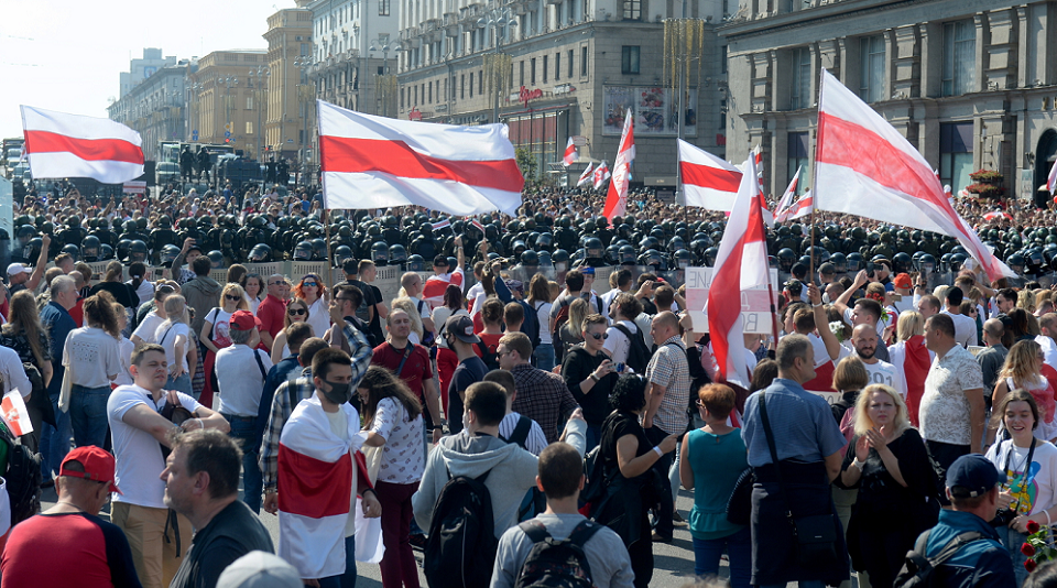Setki tysięcy Białorusinów maszerowało przez centrum Mińska / autor: PAP/EPA