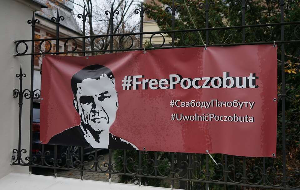 Plakat z hasłem "Uwolnić Poczobuta" (zdj. archiwalne) / autor: Fratria