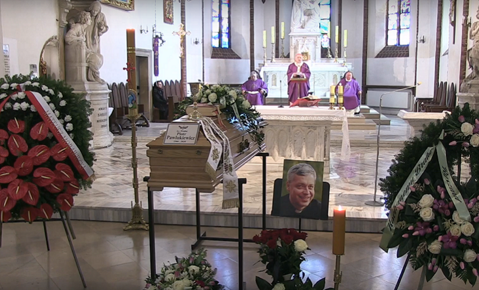 Ostatnie pożegnanie ks. Piotra Pawlukiewicza / autor:  YouTube/Archidiecezja Warszawska