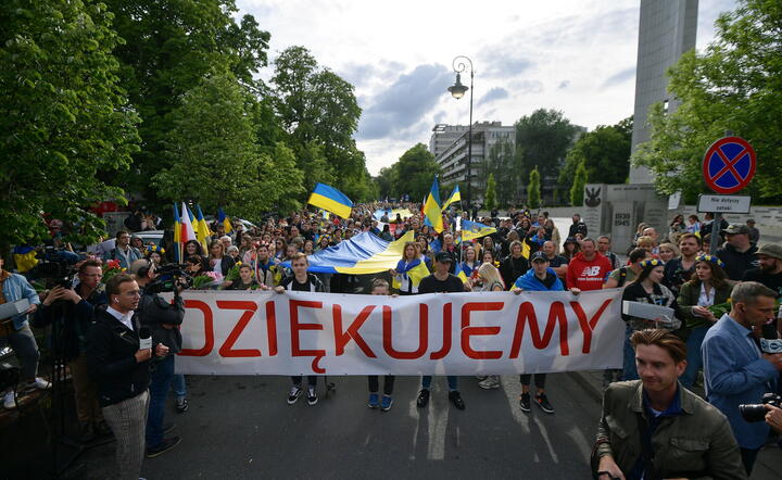 Obywatele Ukrainy podczas Marszu Wdzięczności w Warszawie / autor: PAP