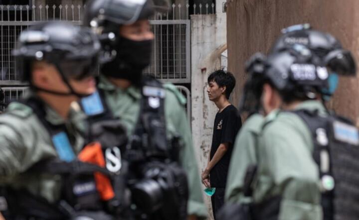 Zatrzymanie przez policję podczas wiecu przeciwko ustawie o bezpieczeństwie narodowym w Hongkongu, 1. 07 / autor: PAP/EPA/JEROME FAVRE