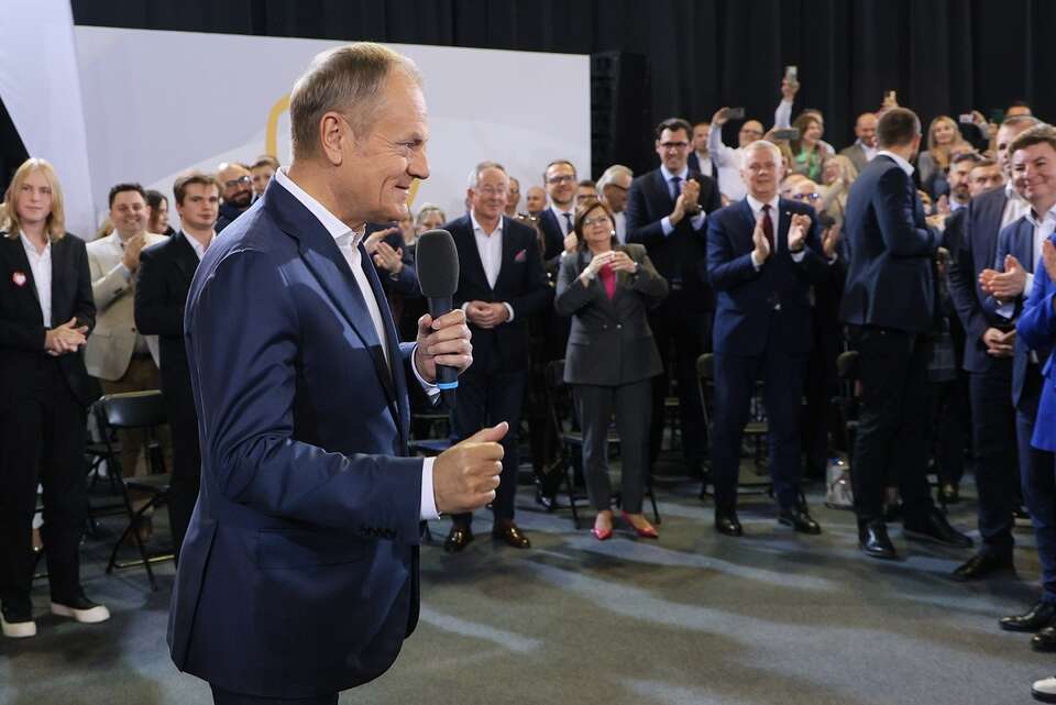 Premier Donald Tusk (C) przemawia podczas konwencji Koalicji Obywatelskiej w Hali Sportowej OSIR w Warszawie. / autor:  PAP/Paweł Supernak