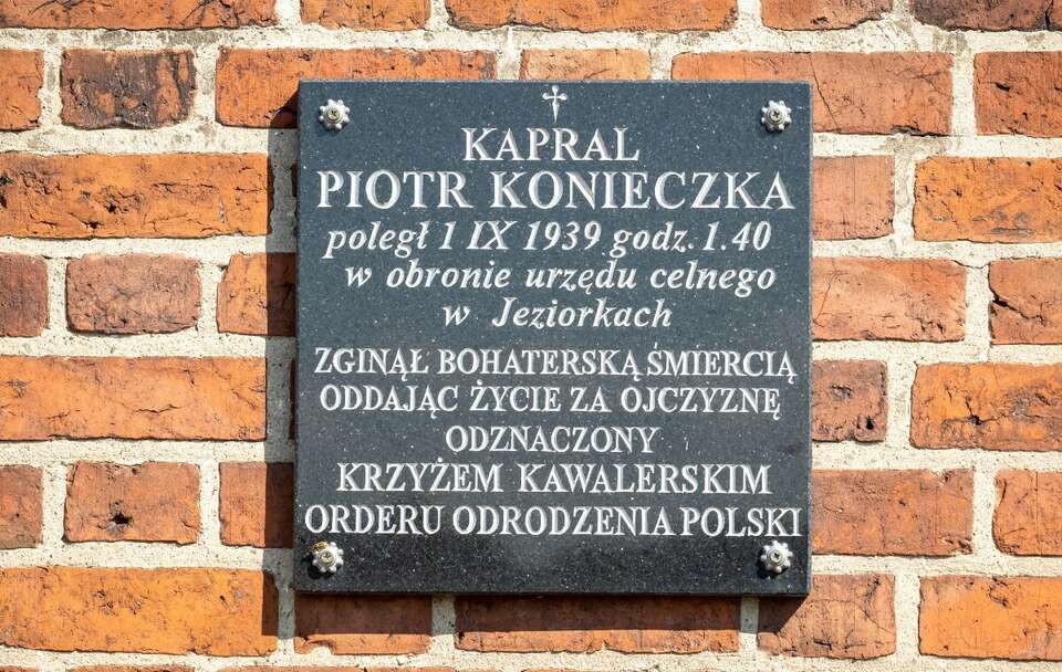 Tablica pamiątkowa na kościele pw. św. Małgorzaty Panny i Męczennicy i Matki Bożej Szkaplerznej w Śmiłowie k. Piły / autor: PAP/Tytus Żmijewski