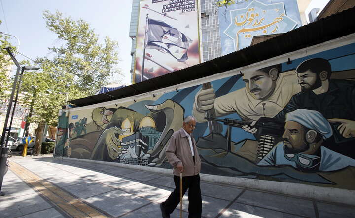 Antyizraelskie plakaty w Teheranie / autor: PAP/EPA/ABEDIN TAHERKENAREH