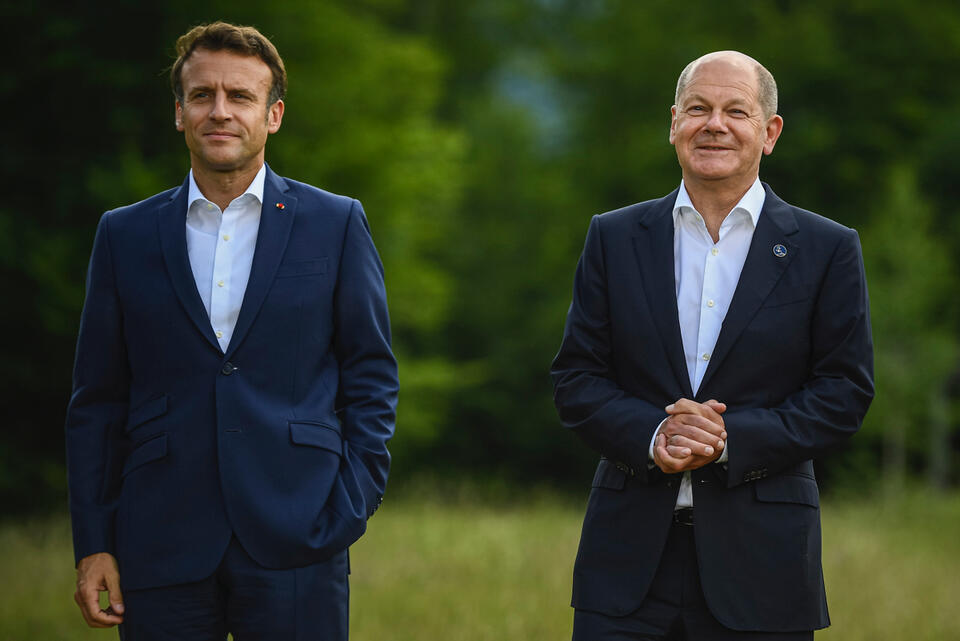 Emmanuel Macron i Olaf Scholz podczas szczytu G7. / autor: PAP/EPA
