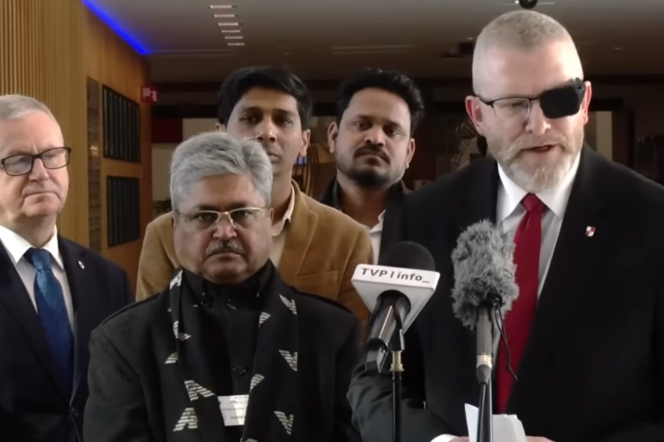 Grzegorz Braun z delegacją z Indii / autor: zrzut z YT/Grzegorz Braun