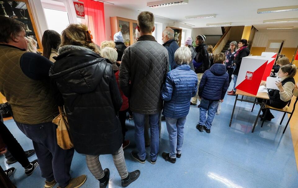 Kolejka wyborców oczekujących na oddanie głosu w lokalu wyborczym w Zespole Szkół przy ulicy Saskiej w Warszawie / autor: PAP/Paweł Supernak