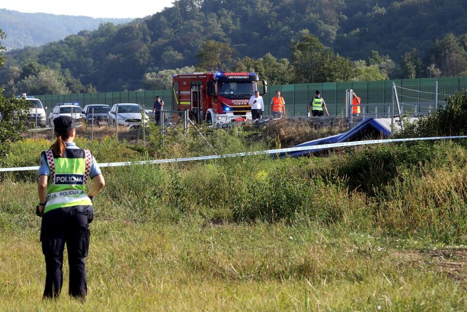 Służby ratownicze na miejscu wypadku polskiego autobusu na autostradzie między Varazdin i Zagrzebiem w Chorwacji, wczesnym rankiem 6 sierpnia 2022 r. / autor: PAP/EPA