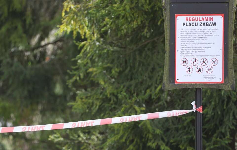 Wichury doprowadziły już do tragedii w Zakopanem. Trzy osoby, w tym sześcioletnie dziecko, zginęły przygniecione przez powalone pod naporem wiatru drzewo także przy ul. Parkowej w Rabce-Zdroju / autor:  PAP/Grzegorz Momot