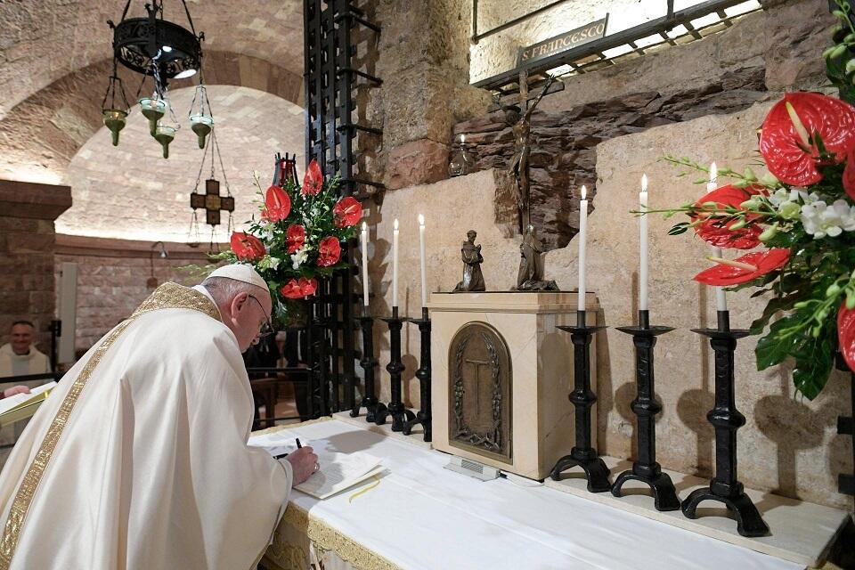 Papież Franciszek podpisuje w Asyżu encyklikę Fratelli Tutti / autor: Twitter/Pontifex_pl