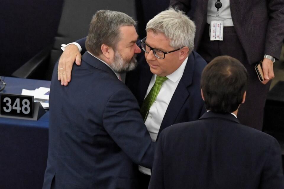 Ryszard Czarnecki gratuluje Karolowi Karskiemu / autor:  	PAP/Radek Pietruszka