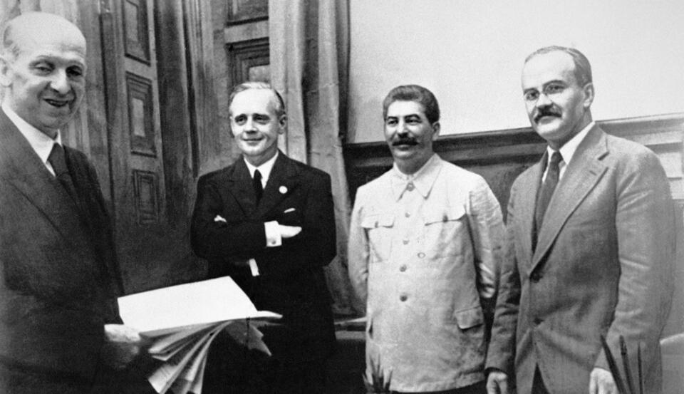 Podpisanie traktatu Ribbentrop-Mołotow / autor: commons.wikimedia.org
