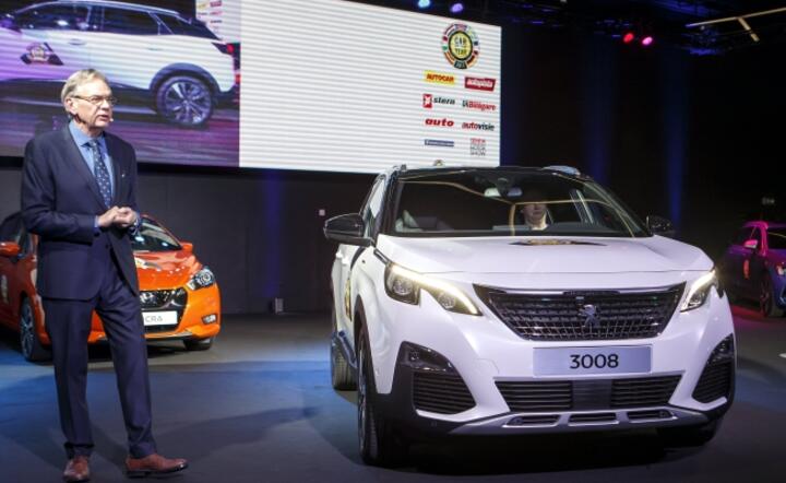 Hakan Matson, szef kapituły "Car of the Year", prezentuje Peugeot 3008 jako auto roku 2017, fot. PAP/EPA/SALVATORE DI NOLFI