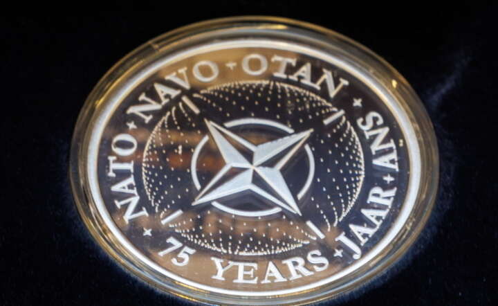 Srebrna moneta okolicznościowa z okazji 75-lecia NATO / autor: PAP/EPA/OLIVIER MATTHYS