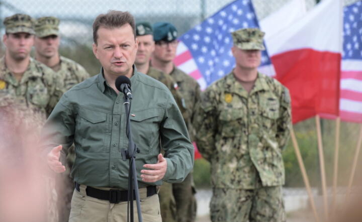 Minister obrony Mariusz Błaszczak podczas wizyty na terenie amerykańskiej bazy wojskowej w Redzikowie / autor: fot. PAP/Roman Jocher
