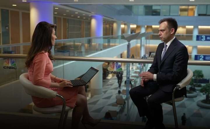 Minister finansów Andrzej Domański udziela wywiadu reporterce CNBC / autor: https://www.cnbc.com/ - screen