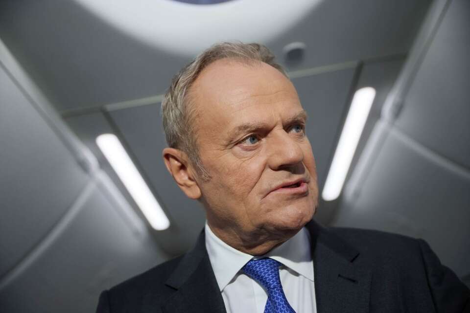 remier Donald Tusk podczas wypowiedzi dla mediów w samolocie rządowym na lotnisku w Erewaniu przed odlotem do Polski. / autor: PAP/Leszek Szymański