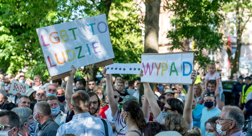 Działacze LGBT na spotkaniu prezydenta Andrzeja Dudy z mieszkańcami Ciechanowa / autor: Fratria