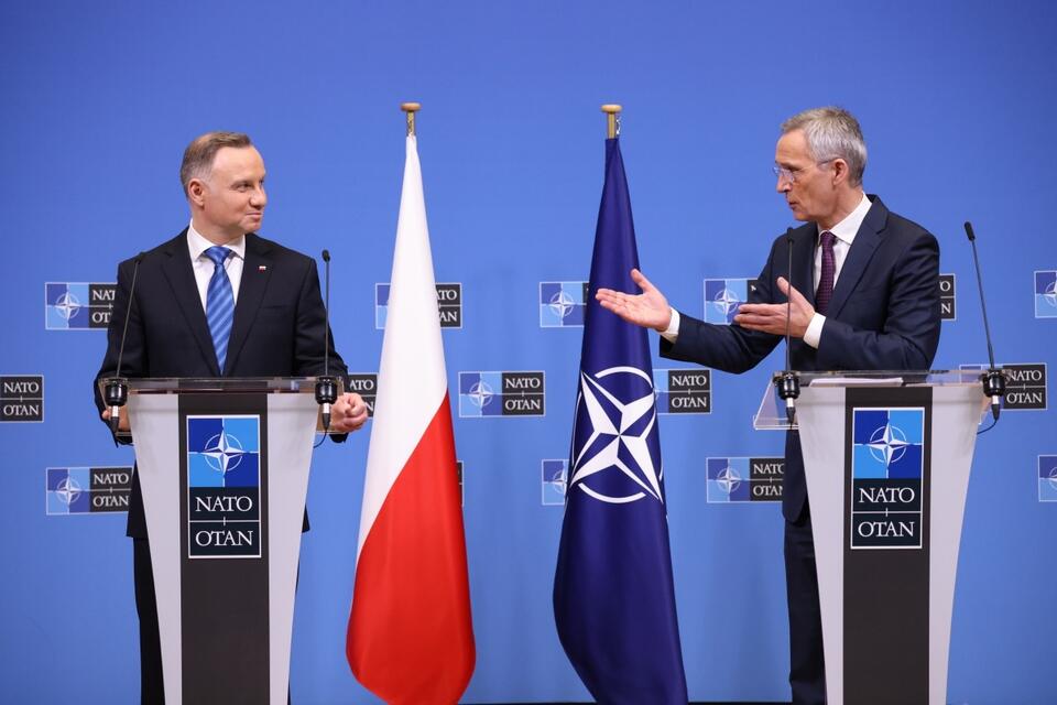 Prezydent RP Andrzej Duda (L) i sekretarz generalny NATO Jens Stoltenberg (P) podczas wspólnej konferencji prasowej po spotkaniu w Kwaterze Głównej NATO w Brukseli. / autor: PAP/Leszek Szymański