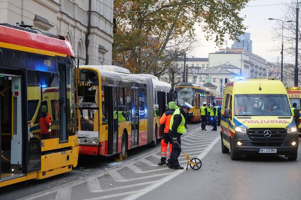 Miejsce zderzenia dwóch tramwajów i autobusu na alei Solidarności w Warszawie / autor: PAP/Rafał Guz