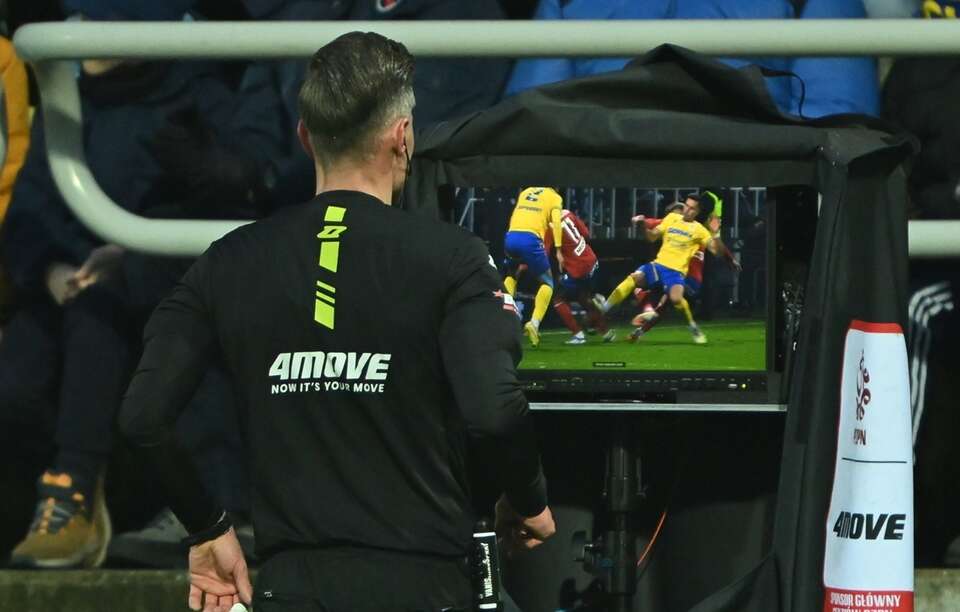 Międzynarodowa Federacja Piłki Nożnej (FIFA) zamierza rozszerzyć zakres działania VAR w przyszłorocznych mistrzostwach świata  / autor: PAP/Adam Warżawa