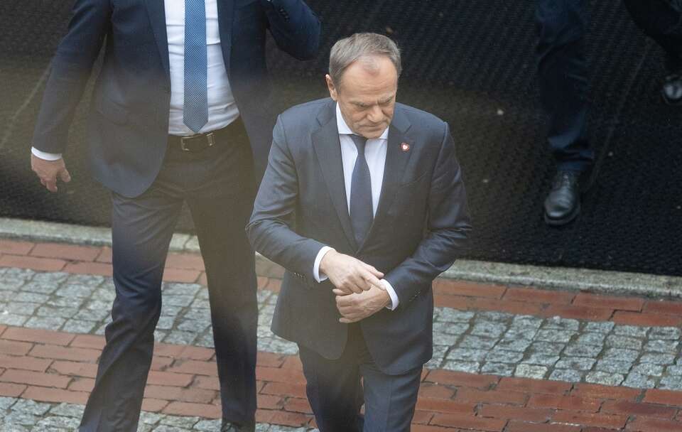 Na zdj. Donald Tusk wchodzący do Sejmu / autor: Fratria