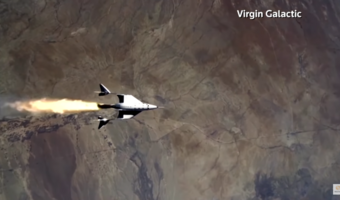 Turystyczny Virgin Galactic Bransona wykonał lot w przestrzeń kosmiczną [wideo]