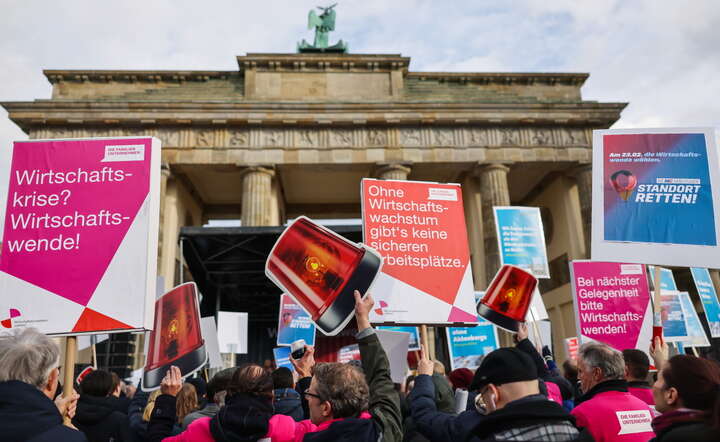 Demonstracja organizacji niemieckiego biznesu w Berlinie 29 stycznia pod hasłem: "Gospodarka w niebezpieczeństwie" / autor: PAP/EPA/HANNIBAL HANSCHKE 