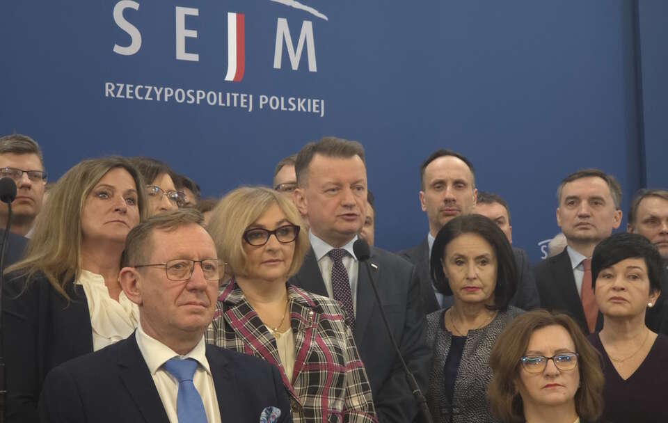 Konferencja posłów PiS / autor: X: @pisorgpl/https://x.com/pisorgpl/status/1897974093083033667/photo/1