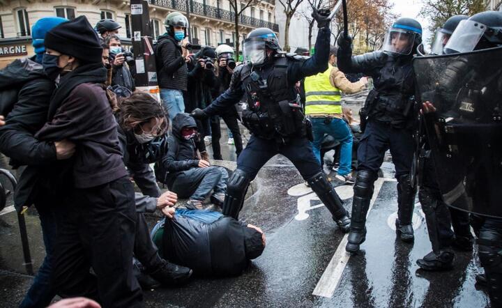 Protesty w Paryżu / autor: PAP/EPA/CHRISTOPHE PETIT TESSON